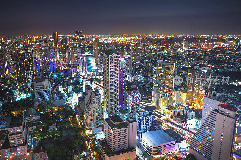 全景城市景观商业区(silom, Sathorn，曼谷，曼谷，泰国)从高空看高楼在黄昏